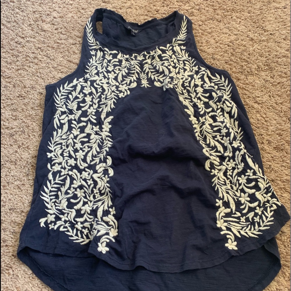 ✨💙🤍Navy and white tank with lace🤍💙✨